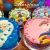 [Imagen:¡Paga $25 en Lugar de $52.50 por Pastel Redondo de 40 Porciones con Relleno Premium + Decoración con Fotografía o Imagen Impresa en Papel de Arroz + 6 Cupcakes Personalizados!]