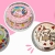 [Imagen:¡Paga $32.50 en Lugar de $65 por Pastel Redondo de 40 Porciones con Relleno a Elección + Decoración con Imágenes Impresas en Papel de Arroz Comestible + Accesorios de Dulce!]