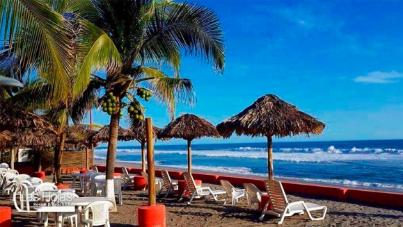 [Image: ¡Paga Q299 en vez de Q1,119 por Estadía de 1 Noche Hasta para 4 Personas en Bungalow Junior en Las Hojas Resort &amp; Beach Club, El Salvador!m]