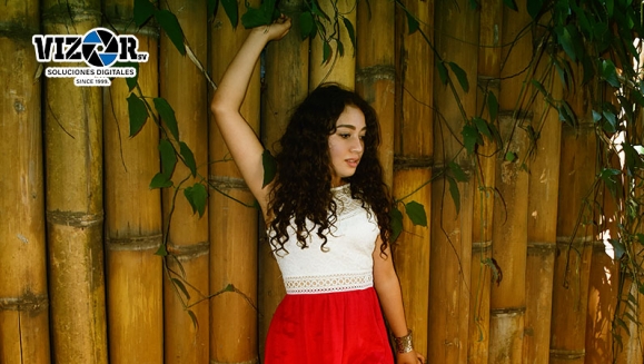 [Image: ¡Paga $20 en Lugar de $100 por 1 Sesión Fotográfica en Exterior hasta para 5 Personas + 25 Fotografías Editadas!m]