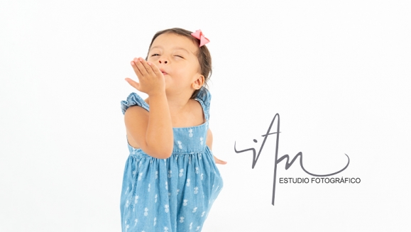 [Image: ¡Paga $23 en Lugar de $100 por Sesión Fotográfica Profesional en Estudio hasta para 5 Personas + 25 Fotografías Editadas en Formato Digital + Tarjeta Digital!m]