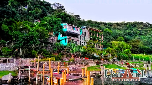 [Image: ¡Paga Q499 en Lugar de Q1,400 por Estadía de 3 Días y 2 Noches para 2 Adultos en el Lago de Atitlán: Habitación Doble + 4 Desayunos + Uso Ilimitado de Kayaks + Impuestos Incluidos!m]