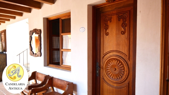 [Image: ¡Paga Q499 en Lugar de Q975 por Estadía Romántica en Habitación con Cama Queen o King + 2 Desayunos Típicos o Americanos + 2 Copas de Vino + Bombones de Chocolate + Impuestos Incluidos!m]