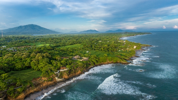 [Image: ¡Paga $90 en Lugar de $180 por Estadía de 1 Noche para 3 a 5 Personas en Habitación Familiar Deluxe + Desayunos en Playa Torola!m]