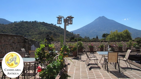 [Image: ¡Paga Q499 en Lugar de Q975 por Estadía Romántica en Antigua: Habitación con Cama Queen o King + 2 Desayunos Típicos o Americanos + 2 Copas de Vino + Bombones de Chocolate + Impuestos Incluidos!m]