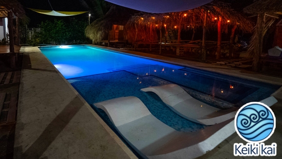 [Image: ¡Paga Q365 en Vez de Q850 por 1 Noche para 2 Personas en Cabaña Tipo Hawaii + Uso de Instalaciones: Tapetes de Playa, Piscina, Hamacas y Más!m]