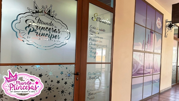 [Image: ¡Paga Q99 en vez de Q350 por Servicios de Salón y Glamour Para Tu Princesa: Corte de Cabello + Peinado con Glitter + Esmaltado de Uñas + Uso de Vestidos y Accesorios del Magic Closet + Fotografías Digitales en Cabinas Personalizadas y Más!m]