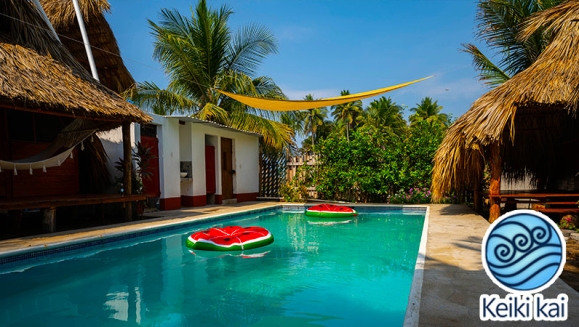 [Image: ¡Paga Q399 en Vez de Q850 por Estadía para 2 Personas en Eco Cabaña Tipo Hawaii con Baño Privado + 2 Cócteles de Bienvenida + Uso de Instalaciones: Tapetes de Playa, Piscina, ¡Hamacas y Más!m]