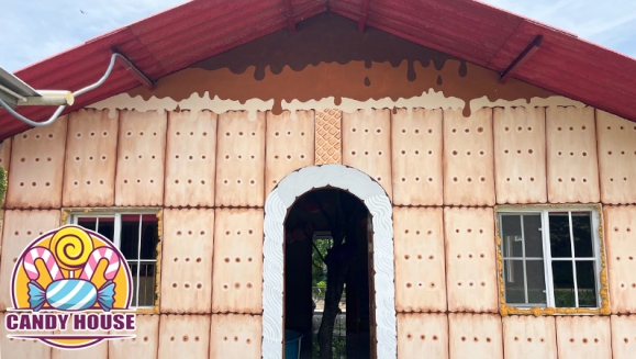 [Image: ¡Paga $75 en Lugar de $150 por Estadía de 1 Noche en Cabaña Temática "Candy House" para 2 Adultos y 3 Niños!m]