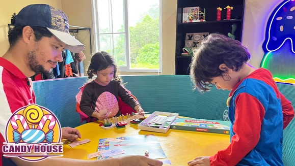 [Image: ¡Paga $75 en Lugar de $150 por Estadía de 1 Noche en Cabaña Temática "Candy House" para 2 Adultos y 3 Niños!m]