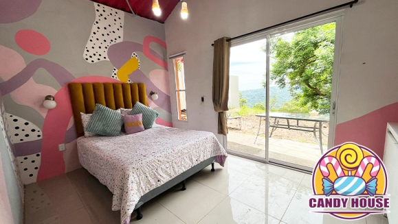 [Image: ¡Paga $75 en Lugar de $150 por Estadía de 1 Noche en Cabaña Temática "Candy House" para 2 Adultos y 3 Niños!m]