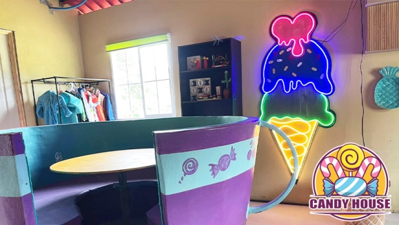 [Image: ¡Paga $75 en Lugar de $150 por Estadía de 1 Noche en Cabaña Temática "Candy House" para 2 Adultos y 3 Niños!m]