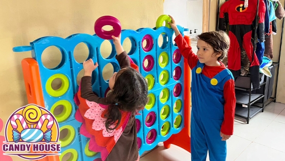 [Image: ¡Paga $75 en Lugar de $150 por Estadía de 1 Noche en Cabaña Temática "Candy House" para 2 Adultos y 3 Niños!m]