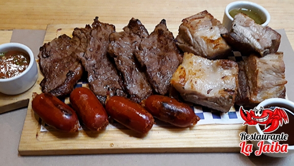 [Image: ¡Paga Q295 en lugar de Q600 por Parrillada para Cuatro con: 1 Libra de Lomo de Res Asado + 1 ½ Libra de Costilla de Cerdo Frita o BBQ + 4 Chorizos + 4 Ensaladas de La Casa + Papas Fritas + 4 Bebidas + Porción de Pan para 4!m]