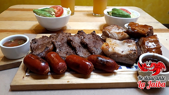 [Image: ¡Paga Q295 en lugar de Q600 por Parrillada para Cuatro con: 1 Libra de Lomo de Res Asado + 1 ½ Libra de Costilla de Cerdo Frita o BBQ + 4 Chorizos + 4 Ensaladas de La Casa + Papas Fritas + 4 Bebidas + Porción de Pan para 4!m]