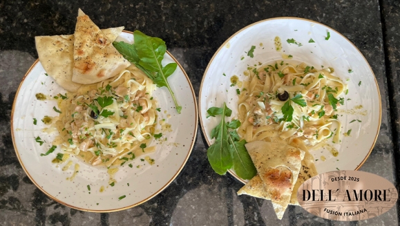 [Image: ¡Atención Amantes de la Comida Italiana! ¡Paga $28 en Lugar de $54.80 por Banquete para 4 que Incluye: 2 Pizzas a Elección: Margarita o Diavola + 2 Pastas Alfredo con Pollo + 4 Té Helados con Refill!m]