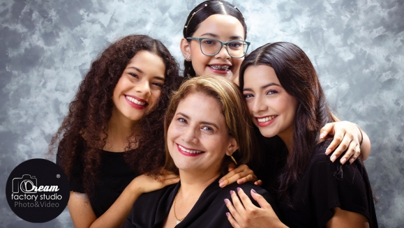 [Image: ¡Paga $55 en Lugar de $120 por Sesión Fotográfica Profesional para 5 Personas que Incluye: 3 Fondos Diferentes + Edición de Fotografías + 30 fotografías en Formato Digital + Ampliación Fotográfica de 12 x 18 Pulgadas!m]