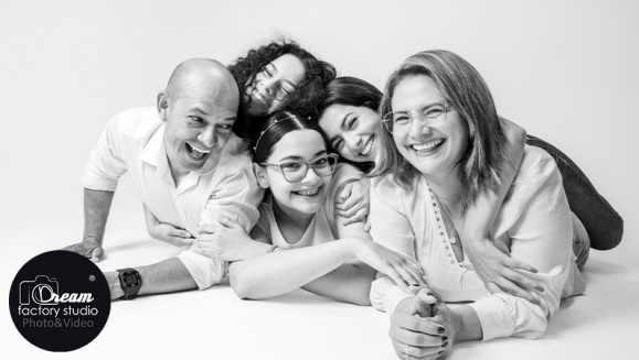 [Image: ¡Paga $55 en Lugar de $120 por Sesión Fotográfica Profesional para 5 Personas que Incluye: 3 Fondos Diferentes + Edición de Fotografías + 30 fotografías en Formato Digital + Ampliación Fotográfica de 12 x 18 Pulgadas!m]