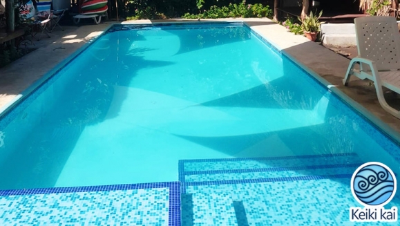 [Image: ¡Escapada Perfecta a la Playa! ¡Paga Q375 en Vez de Q850 por 1 Noche para 2 Personas en Cabaña Tipo Hawaii con Baño Privado o Habitaciones Dobles con Baño Privado + 2 Desayunos + Uso de Instalaciones: Piscina, Hamacas y Más!m]