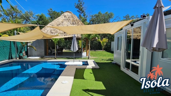 [Image: ¡Disfruta la Playa en Isola Beach House, Costa del Sol! ¡Paga $125 en Lugar de $250 por Estadía de 1 Noche Para Hasta 9 Personas en Casa Totalmente Equipada, Disponible Solo de Lunes a Viernes!m]