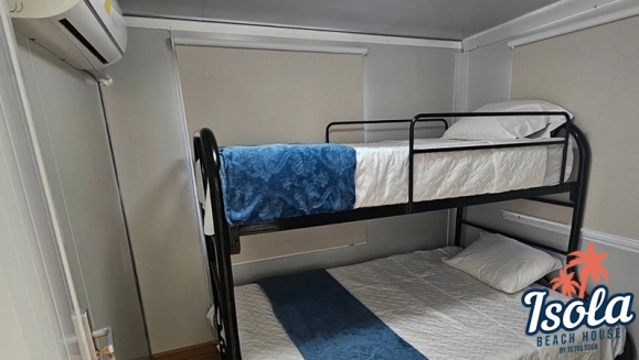 [Image: ¡Disfruta la Playa en Isola Beach House, Costa del Sol! ¡Paga $125 en Lugar de $250 por Estadía de 1 Noche Para Hasta 9 Personas en Casa Totalmente Equipada, Disponible Solo de Lunes a Viernes!m]