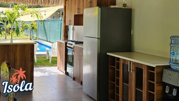 [Image: ¡Disfruta la Playa en Isola Beach House, Costa del Sol! ¡Paga $125 en Lugar de $250 por Estadía de 1 Noche Para Hasta 9 Personas en Casa Totalmente Equipada, Disponible Solo de Lunes a Viernes!m]