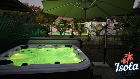 [Image: ¡Disfruta la Playa en Isola Beach House, Costa del Sol! ¡Paga $125 en Lugar de $250 por Estadía de 1 Noche Para Hasta 9 Personas en Casa Totalmente Equipada, Disponible Solo de Lunes a Viernes!m]
