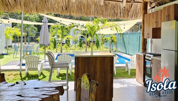 [Image: ¡Disfruta la Playa en Isola Beach House, Costa del Sol! ¡Paga $125 en Lugar de $250 por Estadía de 1 Noche Para Hasta 9 Personas en Casa Totalmente Equipada, Disponible Solo de Lunes a Viernes!m]