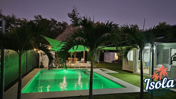 [Image: ¡Disfruta la Playa en Isola Beach House, Costa del Sol! ¡Paga $125 en Lugar de $250 por Estadía de 1 Noche Para Hasta 9 Personas en Casa Totalmente Equipada, Disponible Solo de Lunes a Viernes!m]