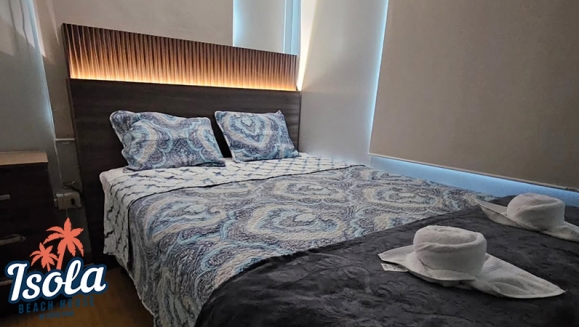 [Image: ¡Disfruta la Playa en Isola Beach House, Costa del Sol! ¡Paga $125 en Lugar de $250 por Estadía de 1 Noche Para Hasta 9 Personas en Casa Totalmente Equipada, Disponible Solo de Lunes a Viernes!m]