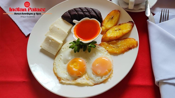 [Image: ¡Paga Q799 en Lugar de Q1,600 por Estadía Romántica para 2 Personas en Habitación Suite Deluxe + Desayunos + Decoración Romántica Standard: Pétalos de Rosa + Velas + Chocolates + 2 Cocteles!m]