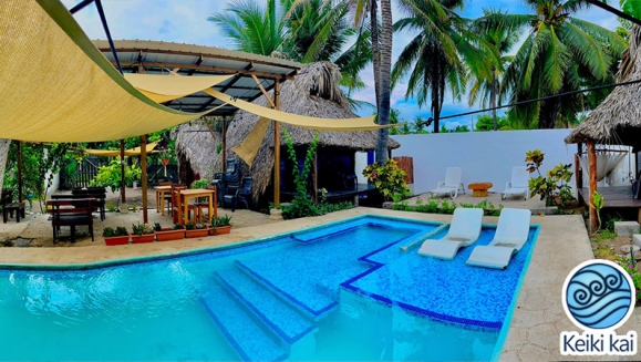 [Image: ¡Escapada Perfecta a la Playa! ¡Paga Q349 en Lugar de Q850 por 1 Noche para 2 Personas en Cabaña Tipo Hawaii con Baño Privado o Habitaciones Dobles con Baño Privado + Snacks de Desayuno + Uso de Instalaciones: Piscina, Hamacas y Más!m]
