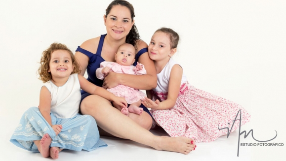 [Image: ¡Paga $20 en Lugar de $50 por Sesión Fotográfica Profesional de 45 Minutos en Estudio hasta para 5 Personas + 25 Fotografías Editadas en Formato Digital!m]
